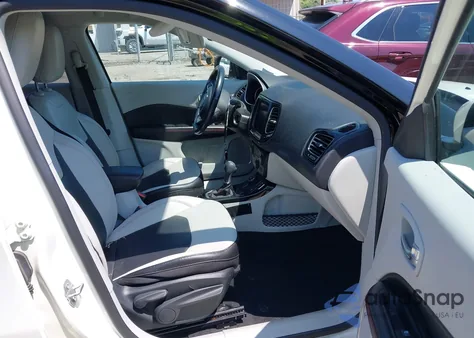 2020 Jeep Compass Limited 4X4 из США, поврежденный, VIN 3C4NJDCB5LT118852